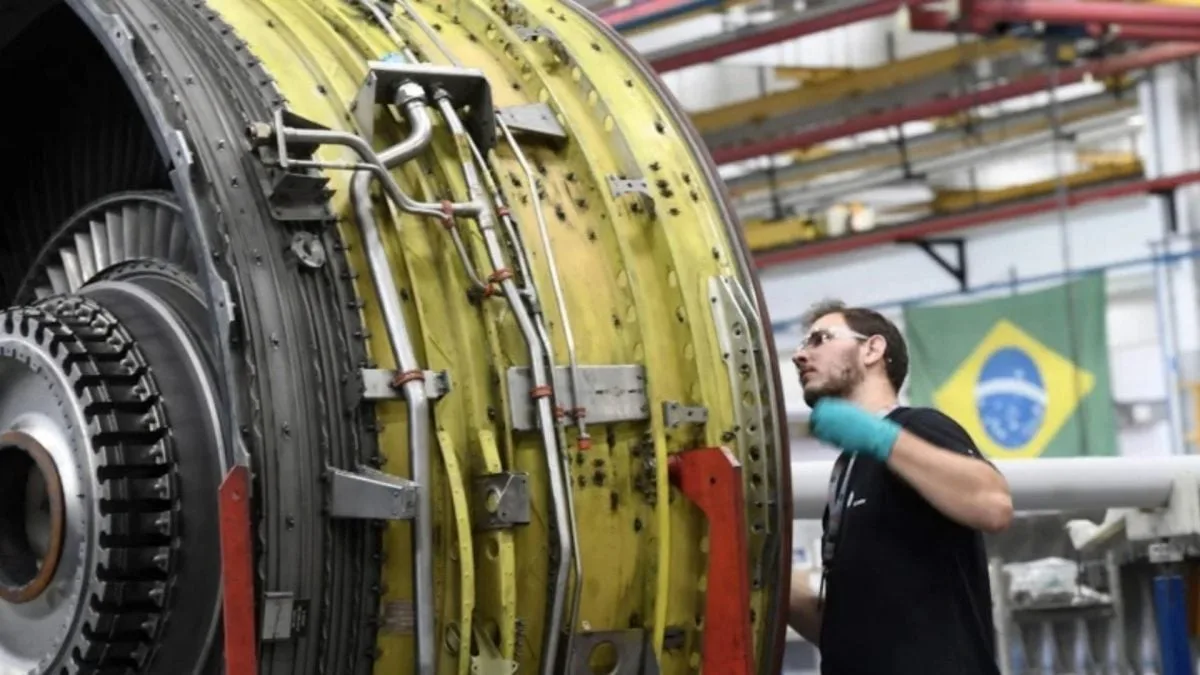 Linha de produção industrial em operação.