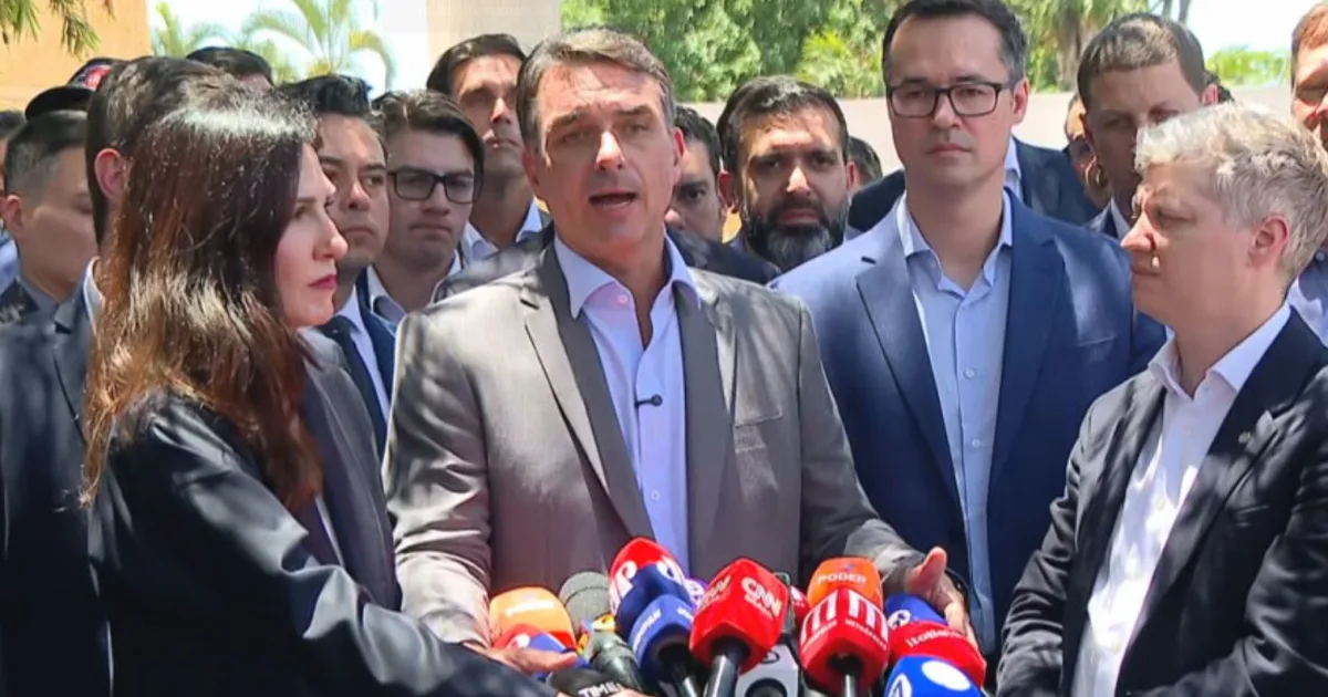 Foto do senador Flávio Bolsonaro durante entrevista coletiva.