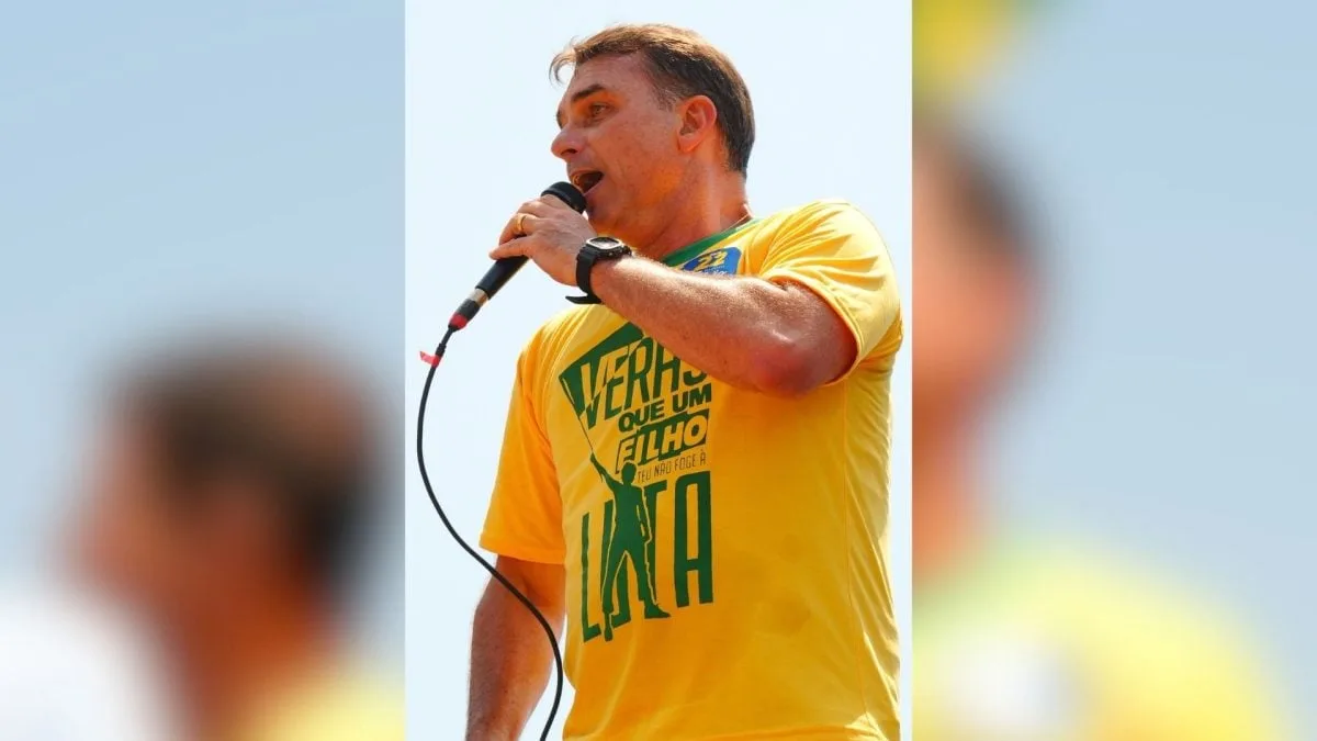 Flávio Bolsonaro em evento político em São Gonçalo, RJ.