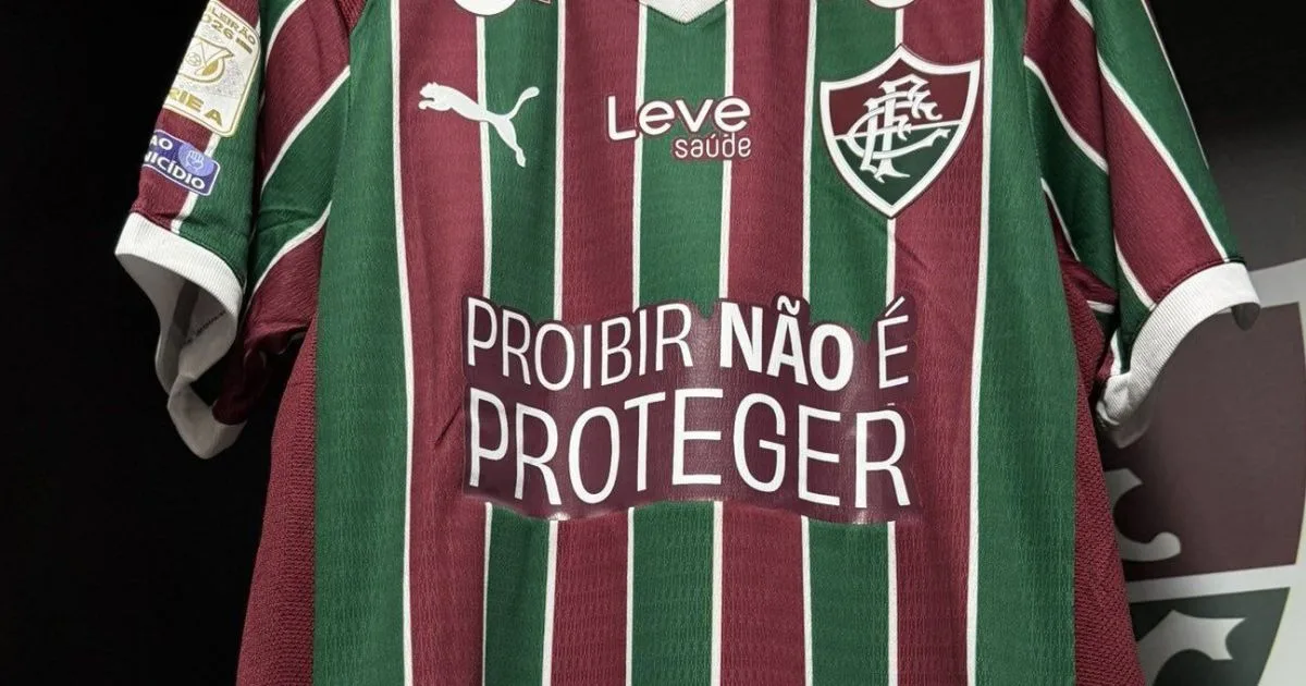 Jogadores de Flamengo e Fluminense com camisas de protesto contra a proibição das bets.