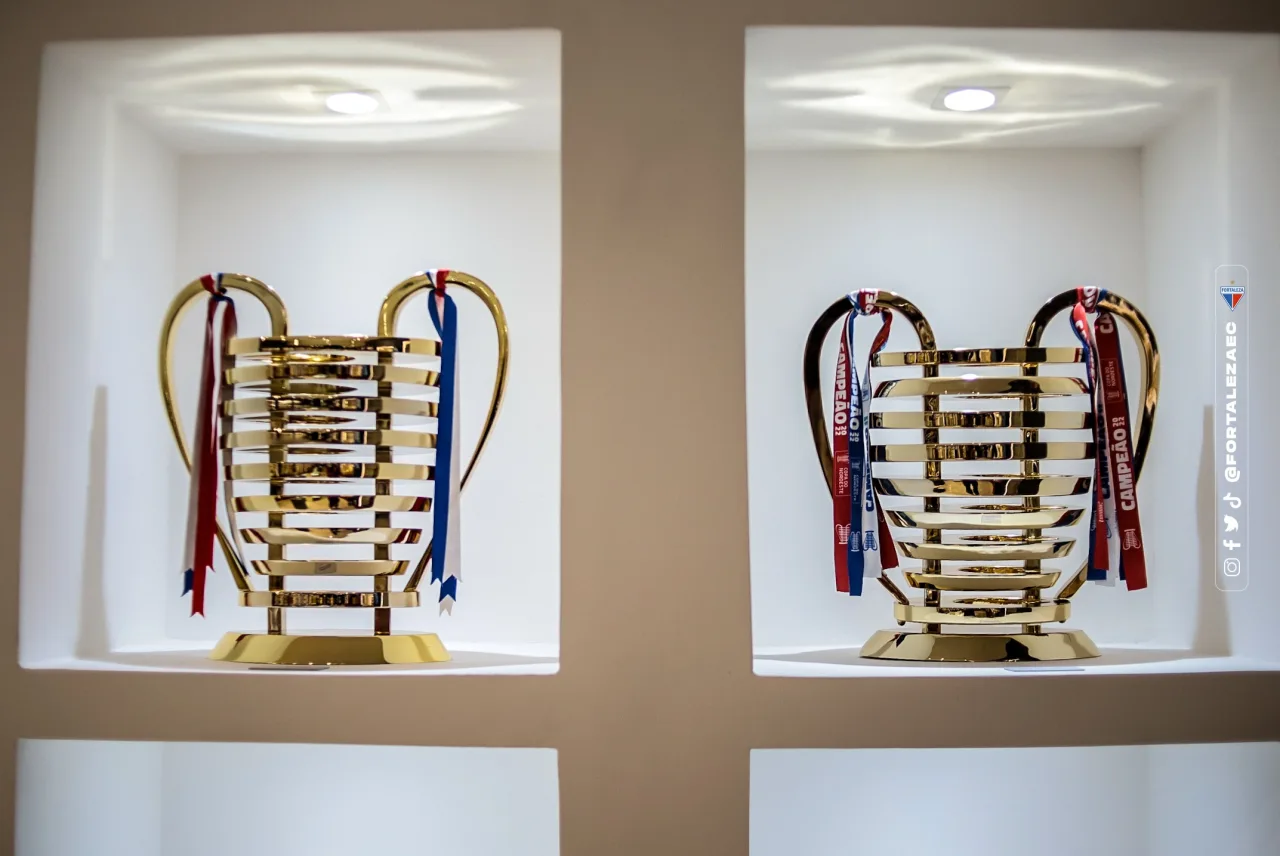 Sala de troféus do Fortaleza expõe conquistas históricas do clube.