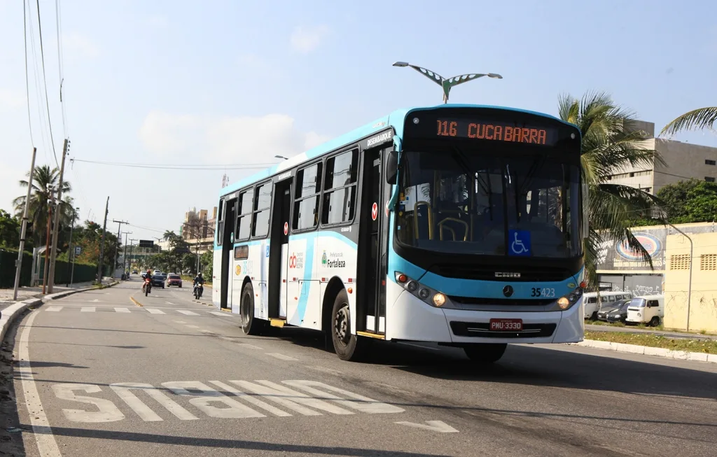 Ônibus do transporte público de Fortaleza circulando em faixa exclusiva.