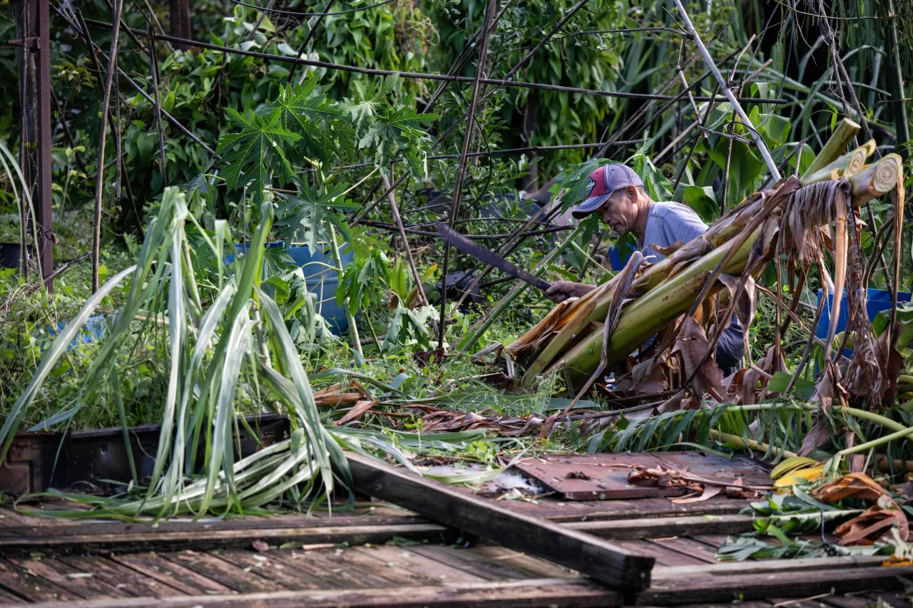 Cenário de destruição após a passagem do Furacão Isaías nos Estados Unidos.