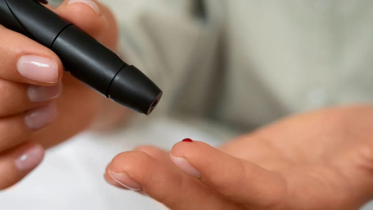 Dispositivo de biossensor de sangue em análise laboratorial.