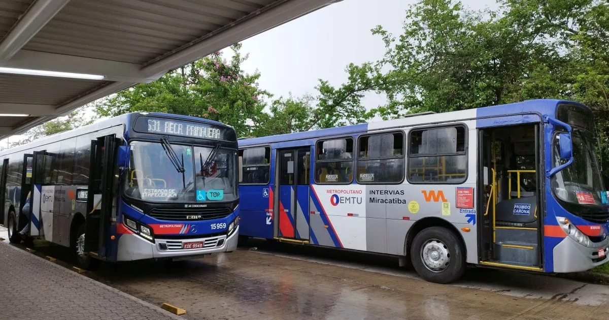 Ônibus de transporte coletivo circulando em centro urbano brasileiro.