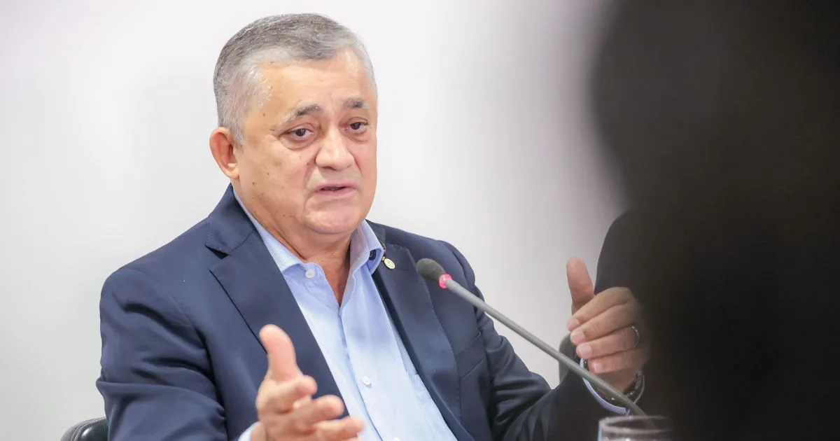 José Guimarães, ministro das Relações Institucionais, discursando para jornalistas.