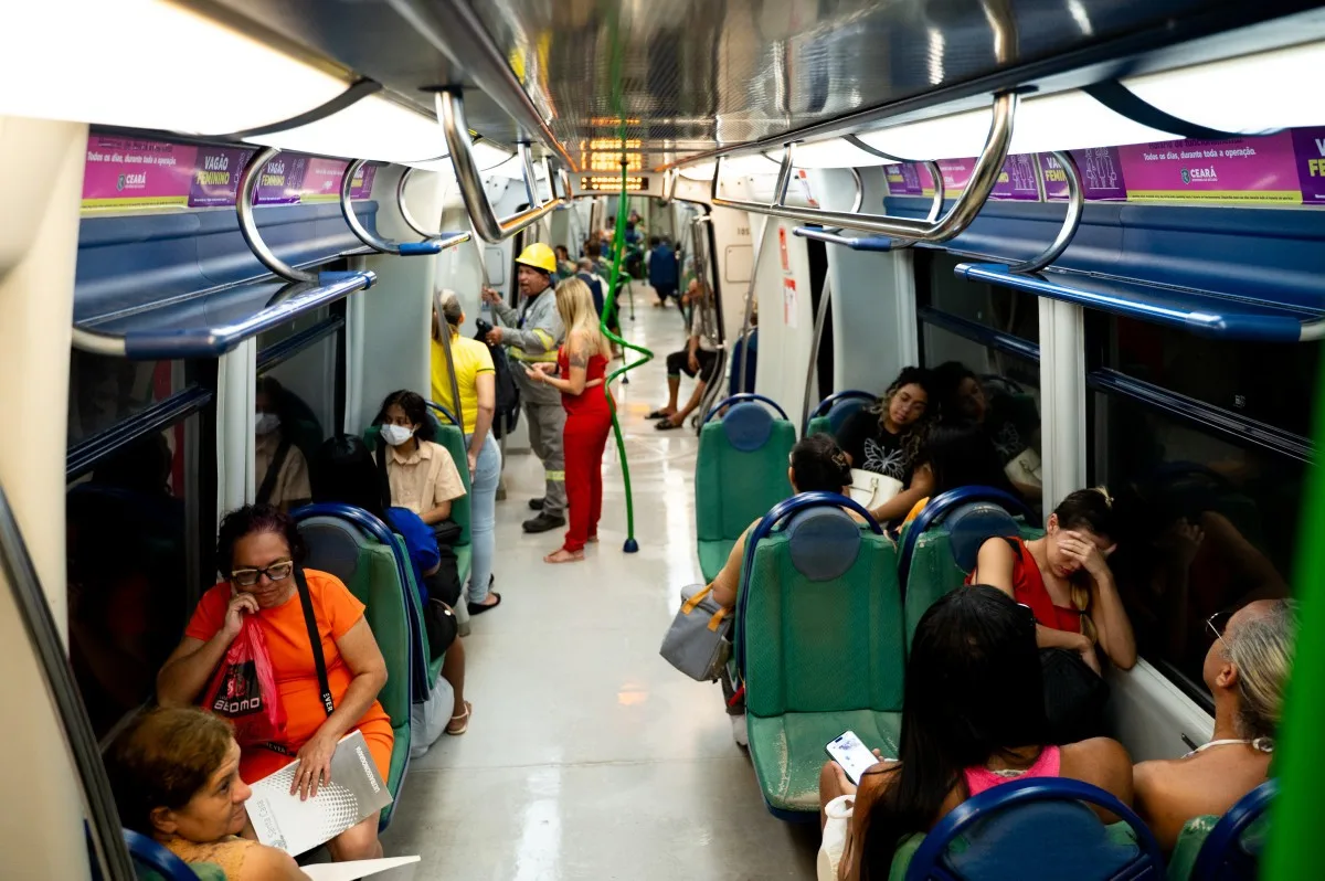 Equipe de segurança do Metrofor orienta passageiro a sair do vagão reservado para mulheres.