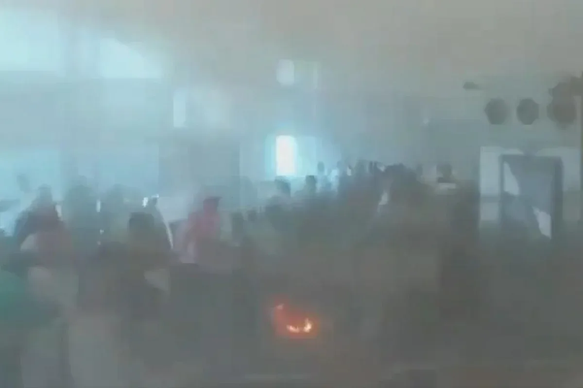 Momento em que míssil atinge o Aeroporto Internacional Rei Khalid, na Arábia Saudita.