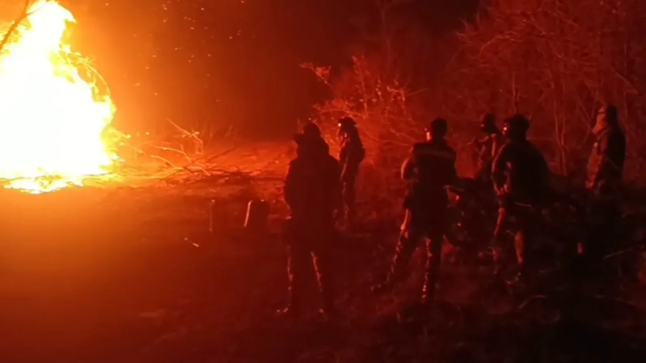 Equipes do Corpo de Bombeiros combatem incêndio em vegetação na zona rural de Pacujá.