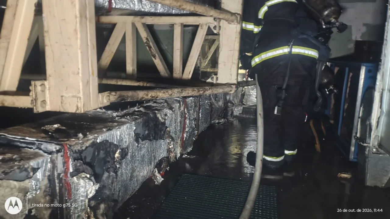 Equipes do Corpo de Bombeiros Militar do Ceará trabalhando no combate ao fogo em estabelecimento comercial.
