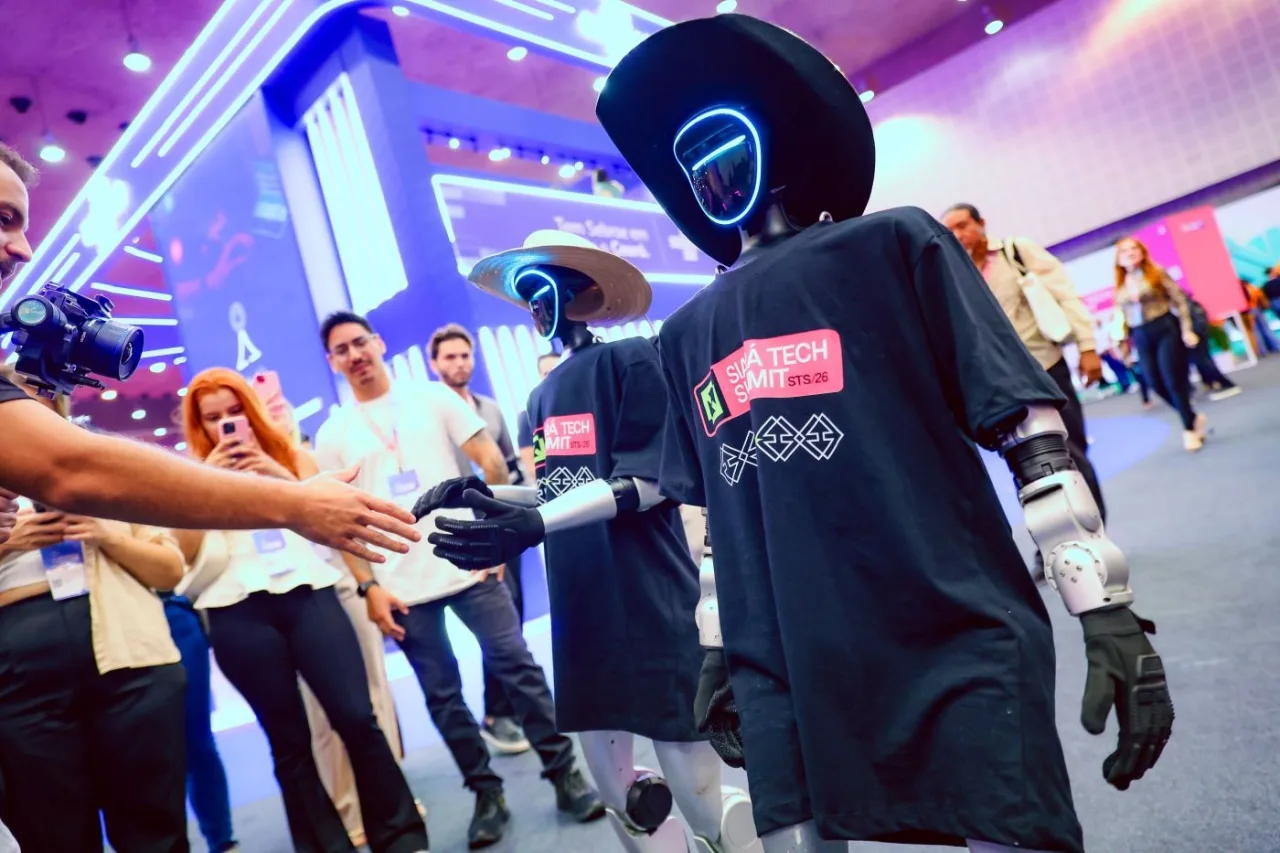 Robô humanoide Fred interagindo com o público durante o Siará Tech Summit
