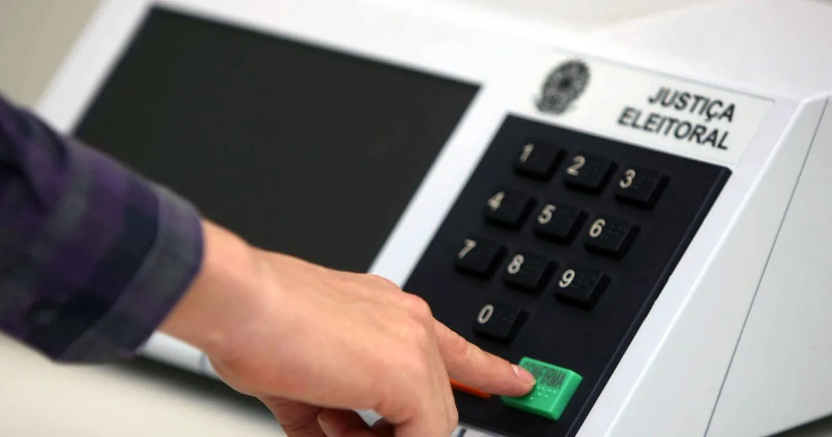 Urnas eletrônicas e eleitores em sessão de votação nas eleições de 2026.