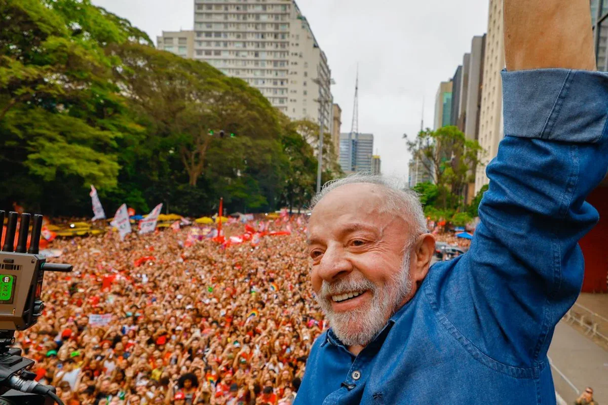 Manifestação na Avenida Paulista com a presença de Luiz Inácio Lula da Silva.