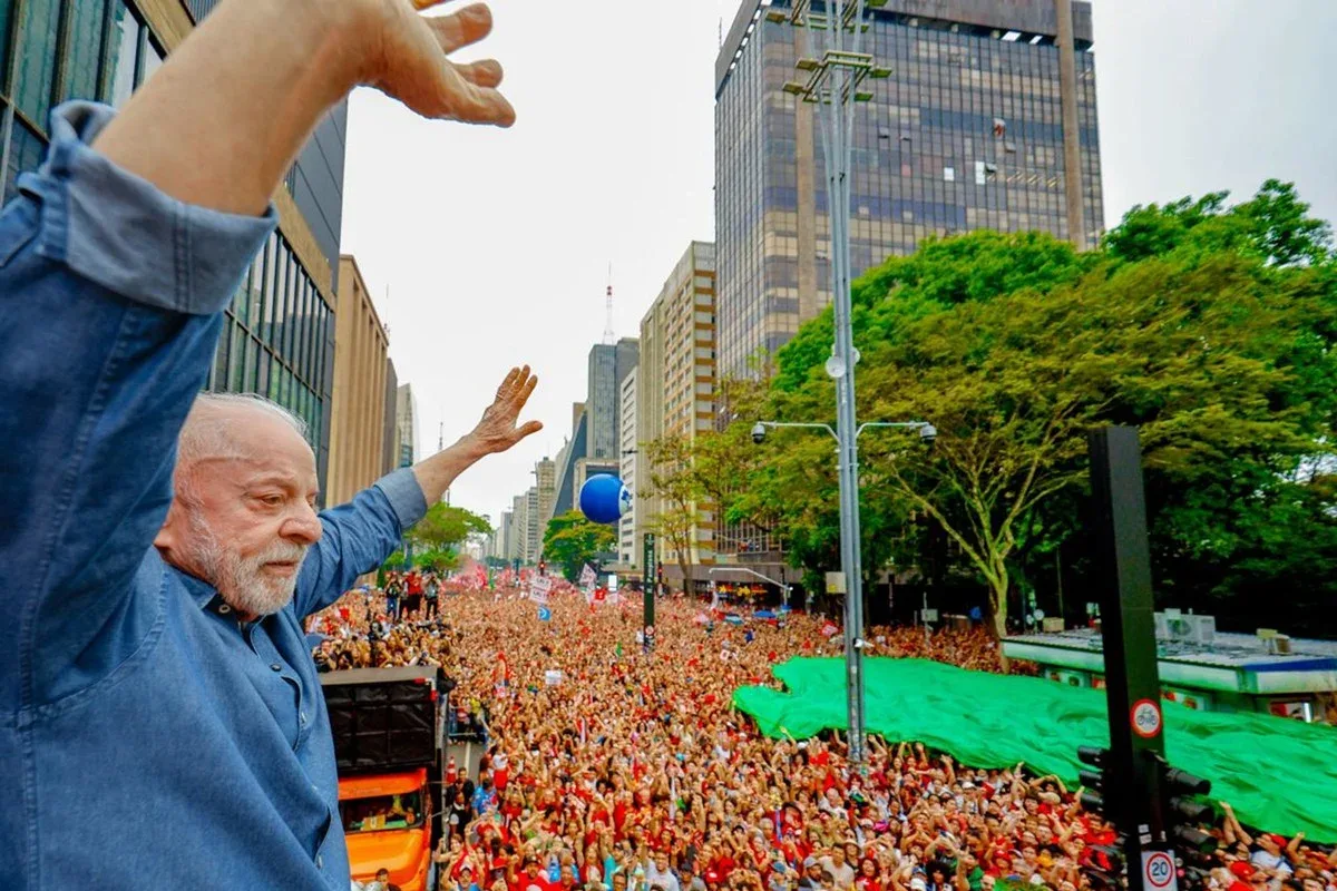 Presidente Lula caminhando em evento público na avenida Paulista.
