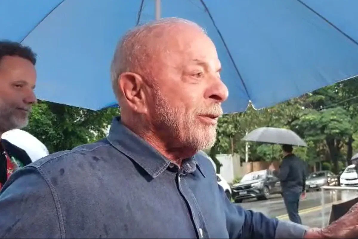 Presidente Luiz Inácio Lula da Silva falando com a imprensa.