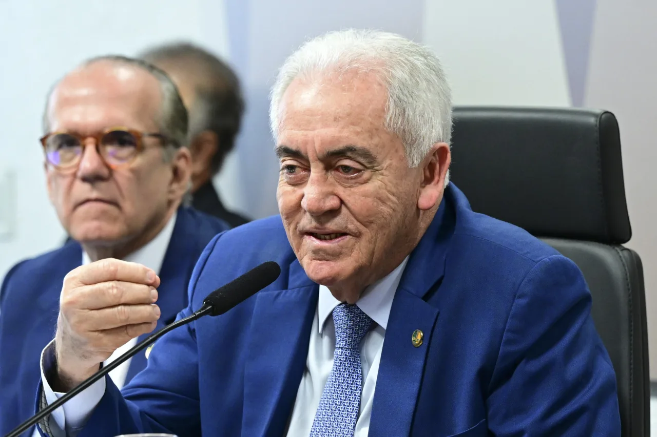 Senador Otto Alencar em plenário do Senado Federal