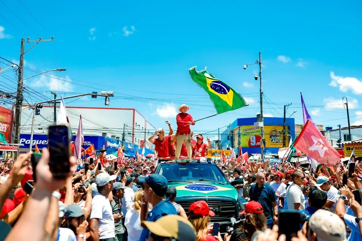 Presidente Luiz Inácio Lula da Silva cumprimenta apoiadores em caminhada no bairro do Alecrim, em Natal