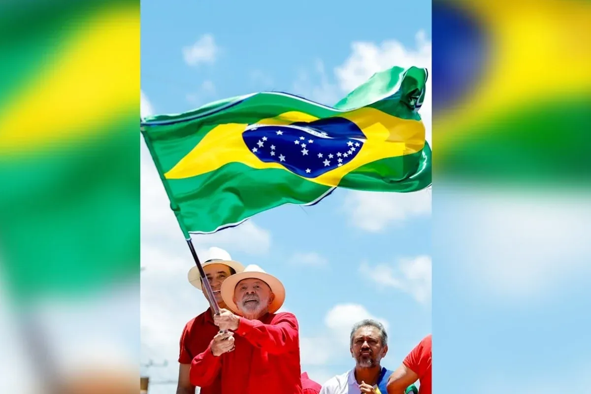 Luiz Inácio Lula da Silva em palanque na cidade de Natal (RN)