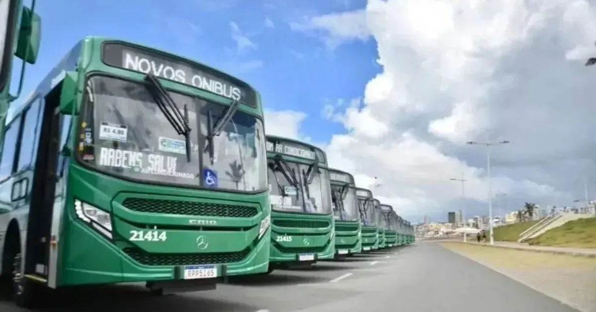 Pontos de ônibus em Salvador com aglomerações devido à escassez de transporte.