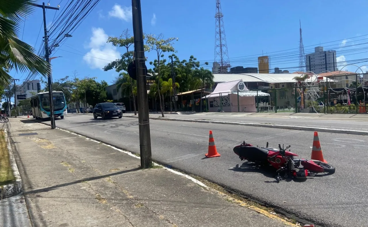 Cena do acidente envolvendo ônibus e moto em via pública de Fortaleza.