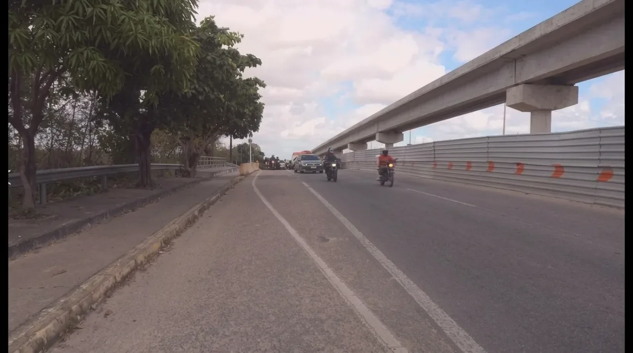 Cena de acidente de trânsito envolvendo uma motociclista em Fortaleza.