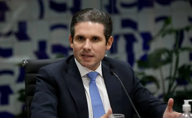 Hugo Motta discursando sobre as novas regras da jornada de trabalho na Câmara dos Deputados.