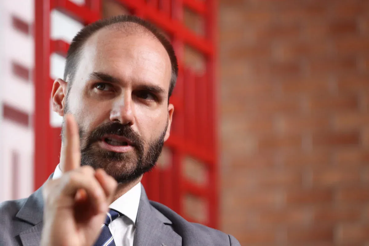 Deputado Eduardo Bolsonaro (PL-SP) é entrevistado no estúdio Metrópoles