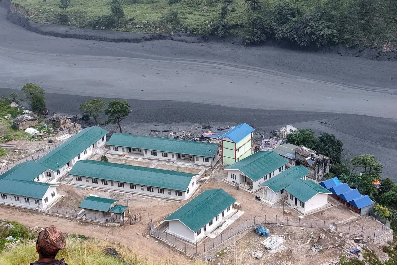 Equipes de busca e resgate atuam em área alagada após deslizamento no Nepal.