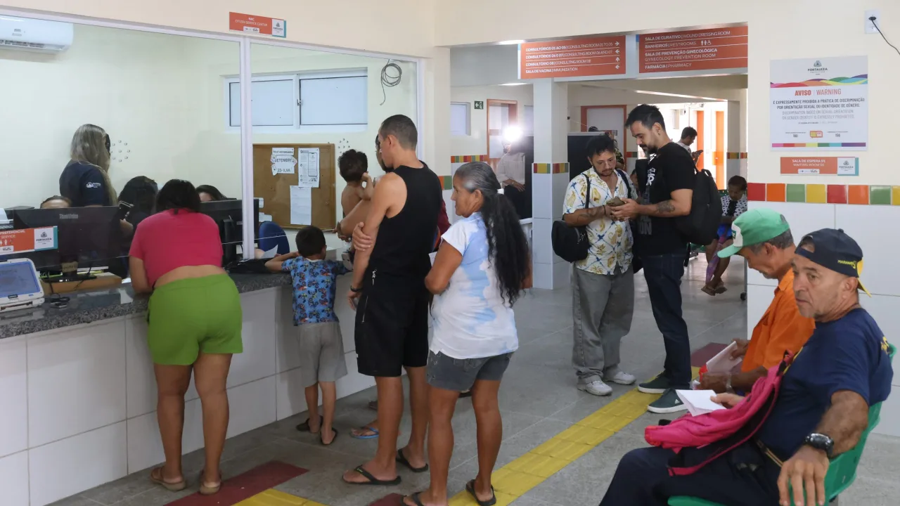 Fachada de unidade de saúde em Fortaleza durante mutirão de atendimento.