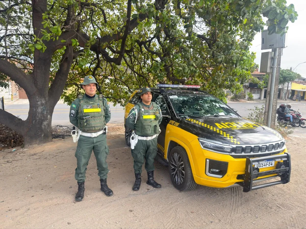 Agentes do BPRE da PMCE realizando fiscalização de trânsito em rodovia estadual.