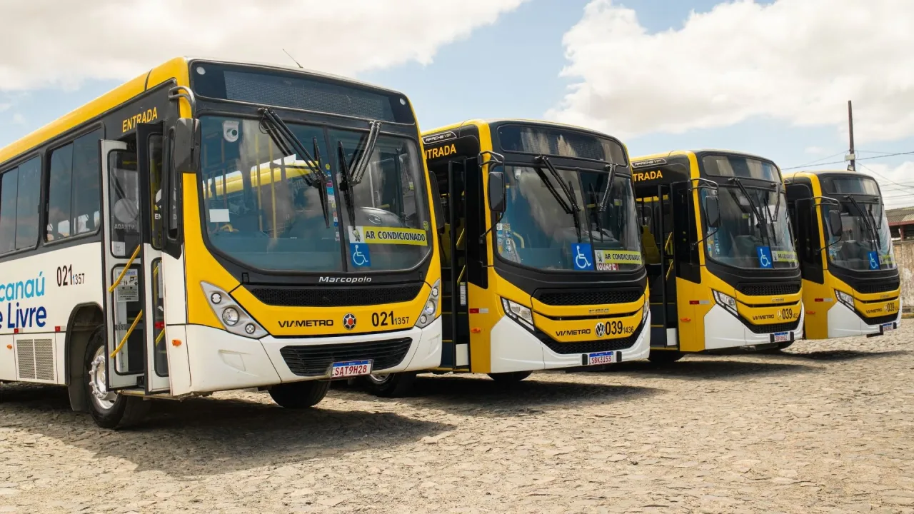 Ônibus do transporte público circulando na cidade de Fortaleza.