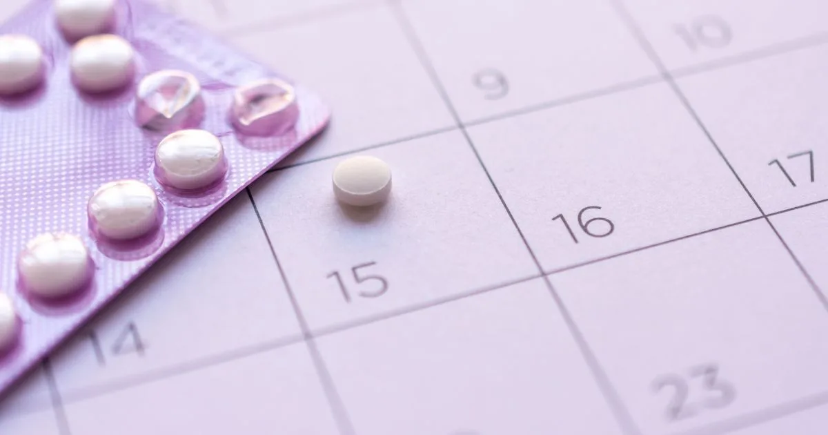 Consulta ginecológica focada em métodos contraceptivos.