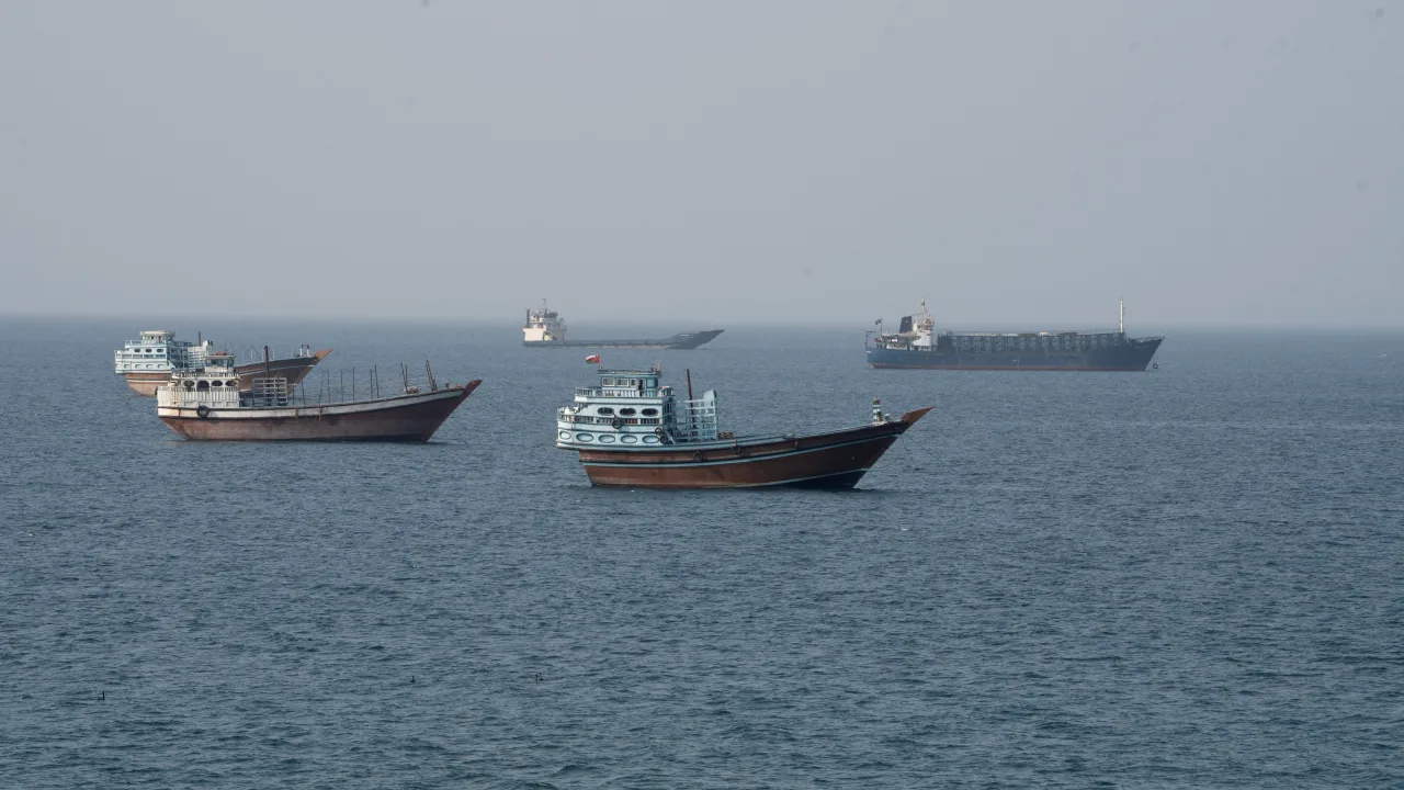 Navios petroleiros navegando no Estreito de Ormuz