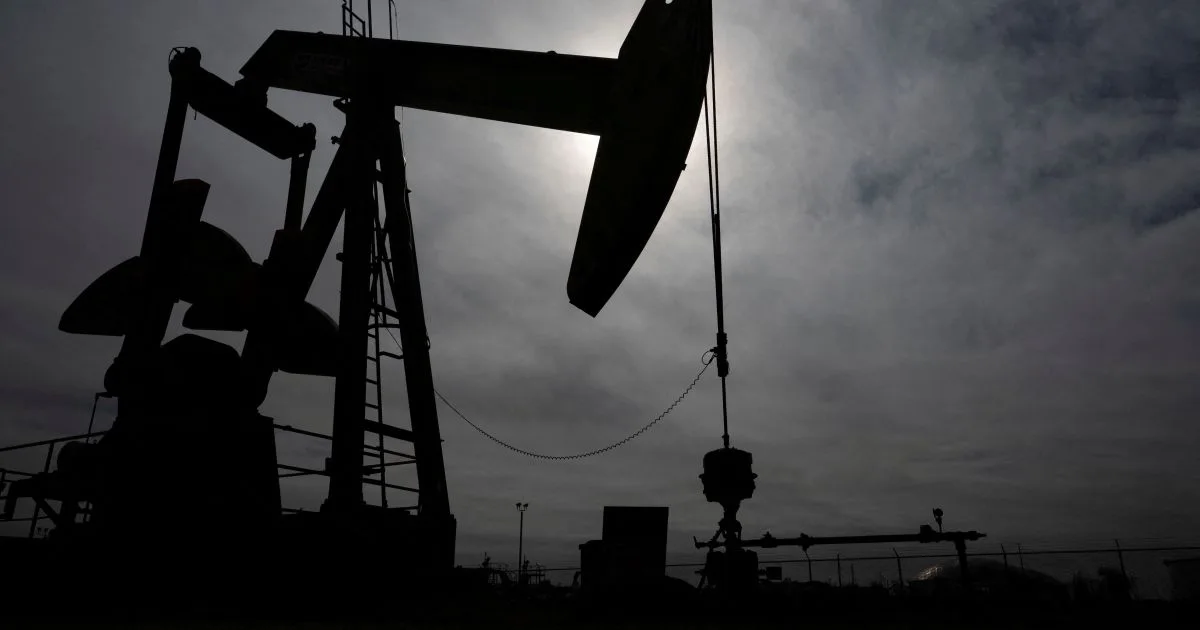 Tanques e torres de extração de petróleo em zona industrial.