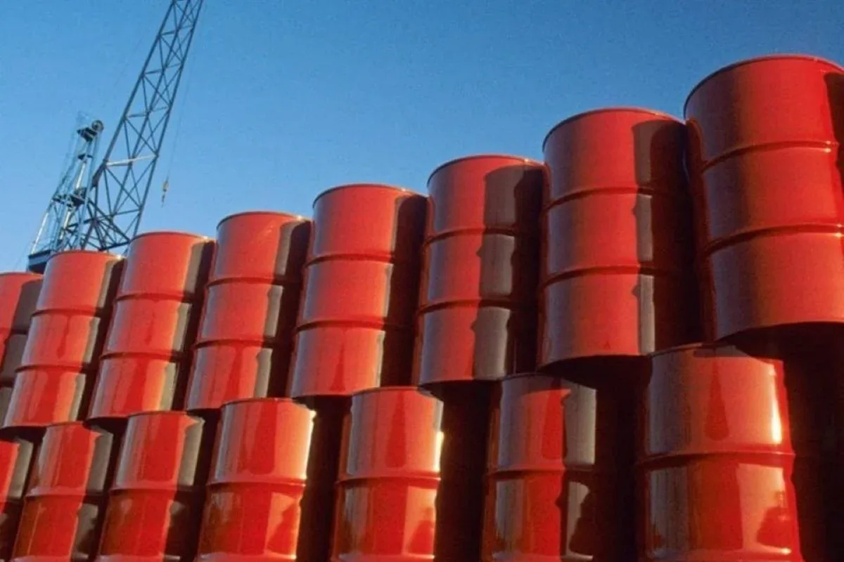 Barris de Petróleo estocados em terminal de exportação.