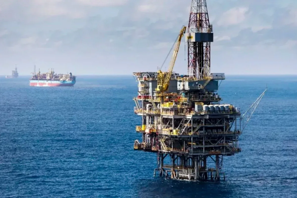 Plataforma de petróleo flutuante no mar