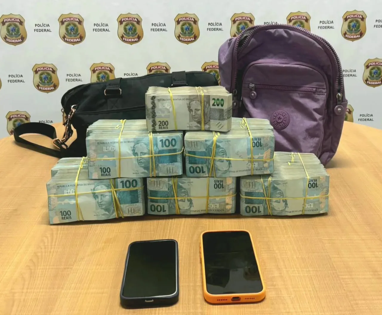 Viaturas da Polícia Federal em operação na cidade de Itapipoca.