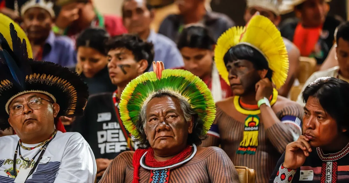 Urnas eletrônicas em uma comunidade indígena do Brasil.