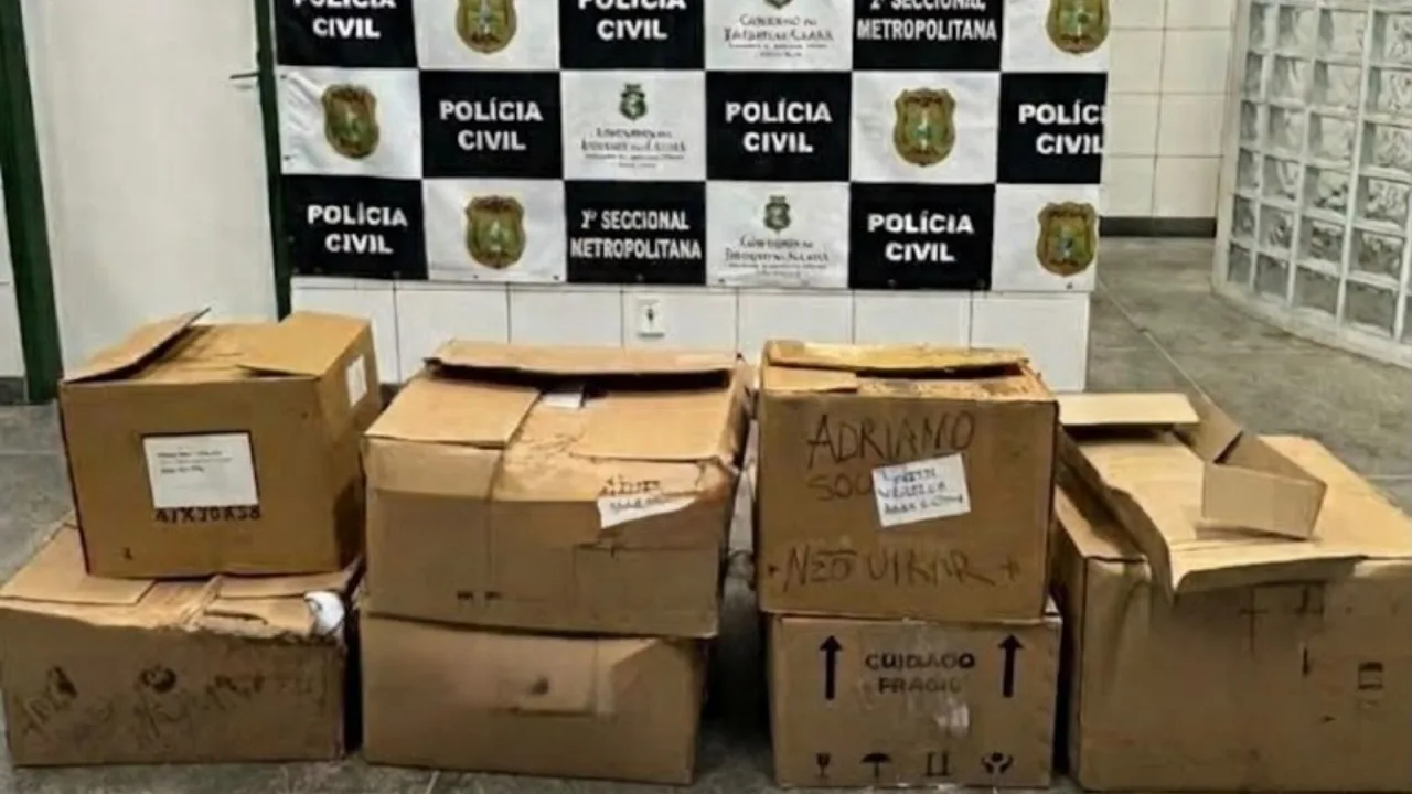 Caixas de mercadorias apreendidas pela Polícia Civil do Ceará em Maracanaú.