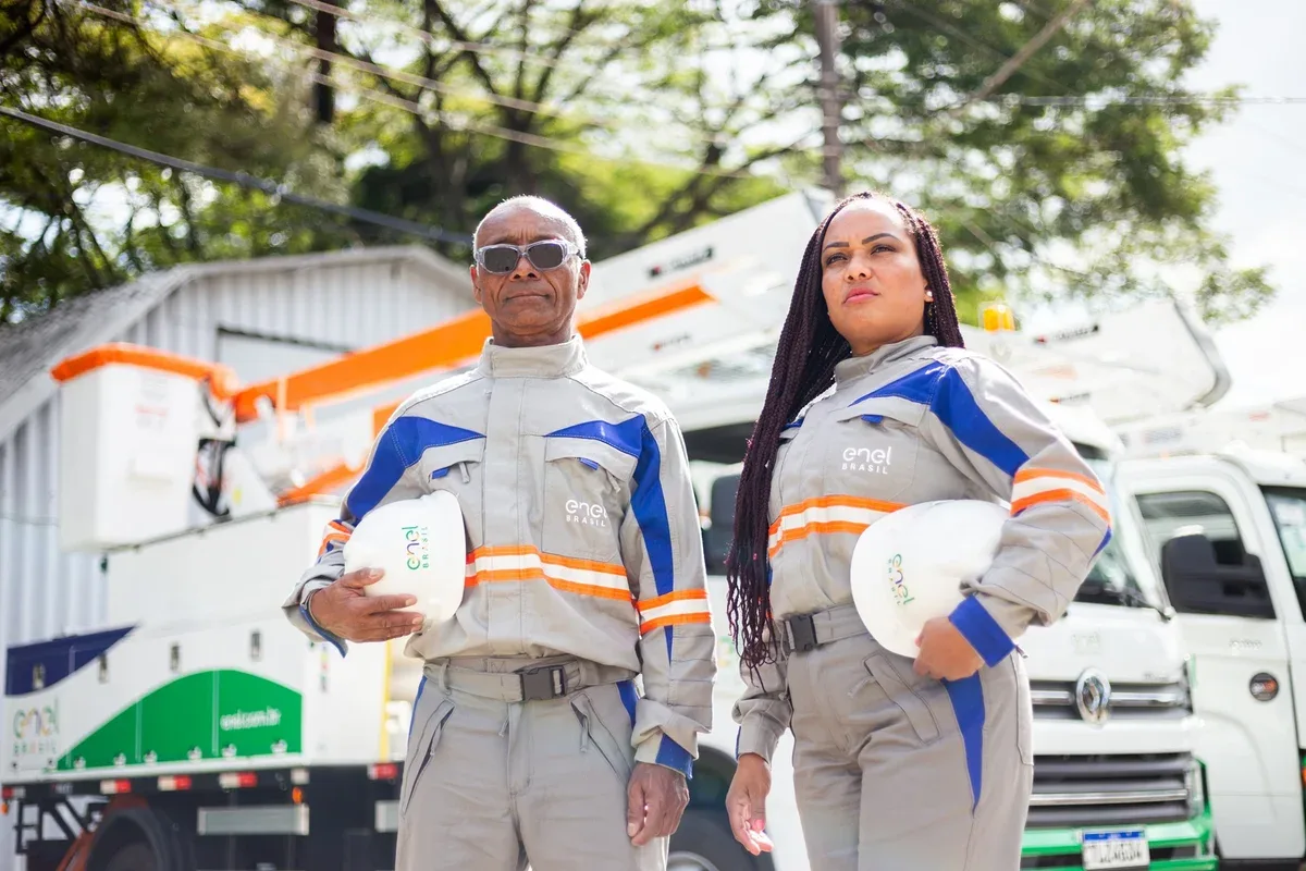 Eletricista atuando em reparo na rede elétrica urbana em SP