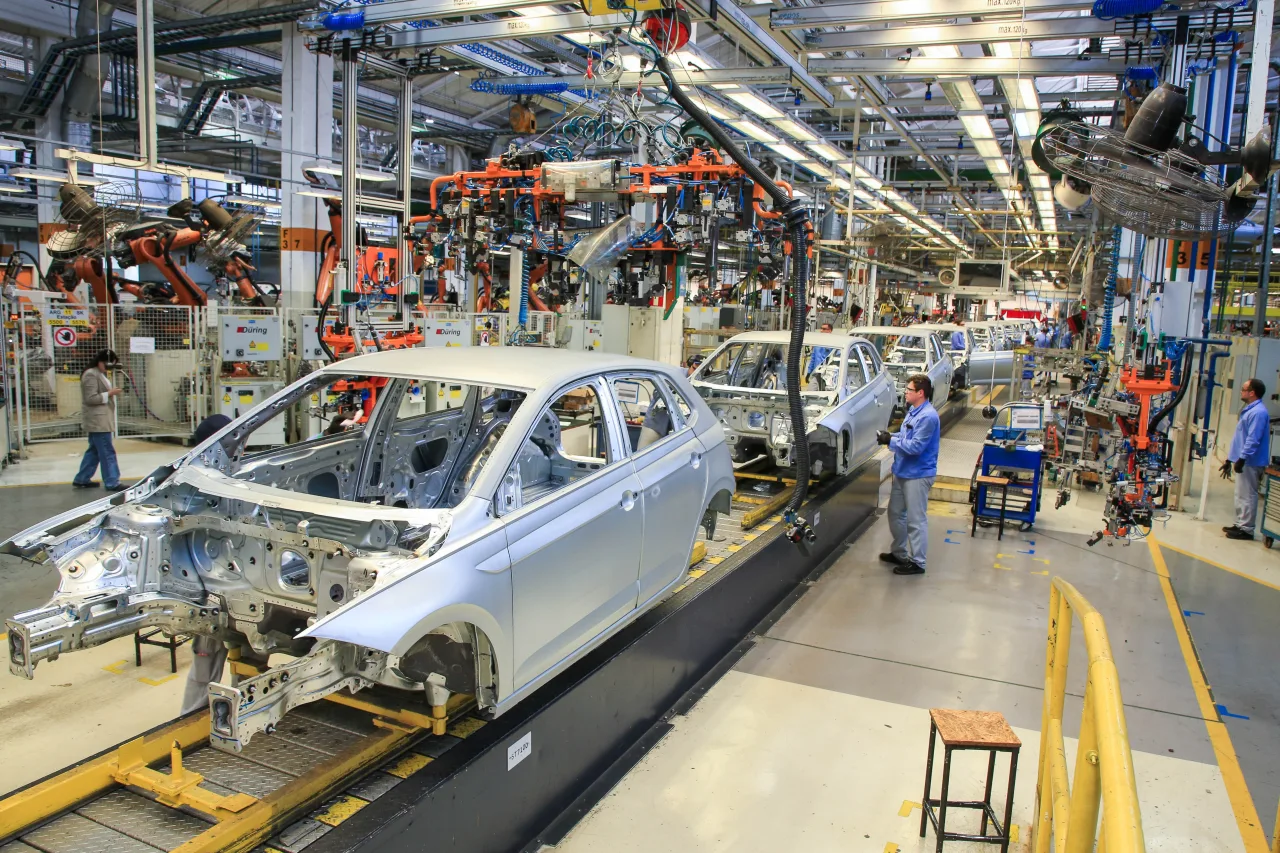 Linha de montagem de veículos na fábrica da Volkswagen em Taubaté (SP).
