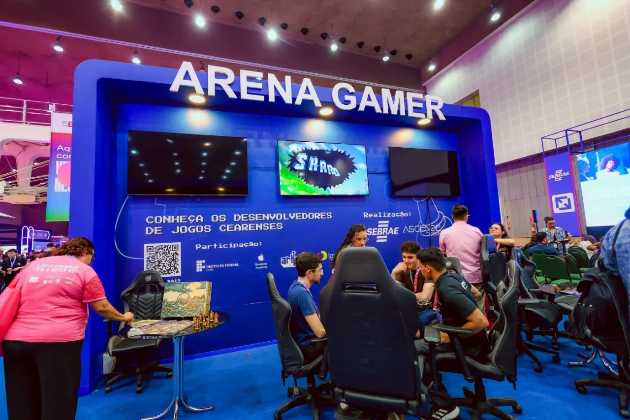 Visitantes interagem na Arena Gamer durante o Siará Tech Summit