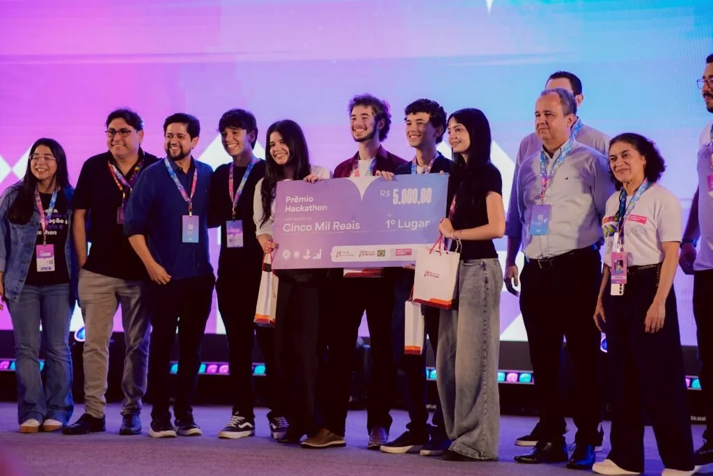 Participantes do Hackathon do Siará Tech Summit celebrando a premiação das soluções tecnológicas.