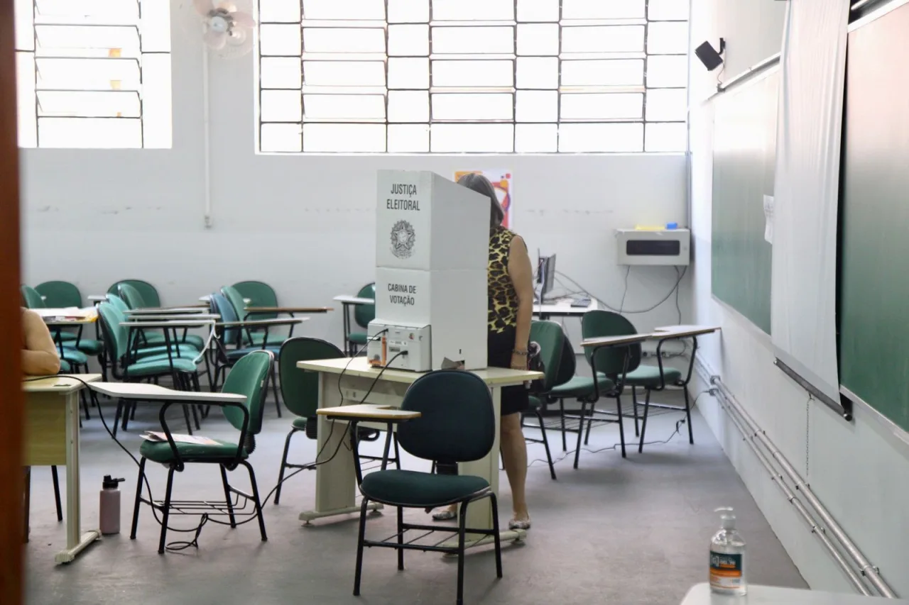 Cabine de votação sendo preparada em seção eleitoral.