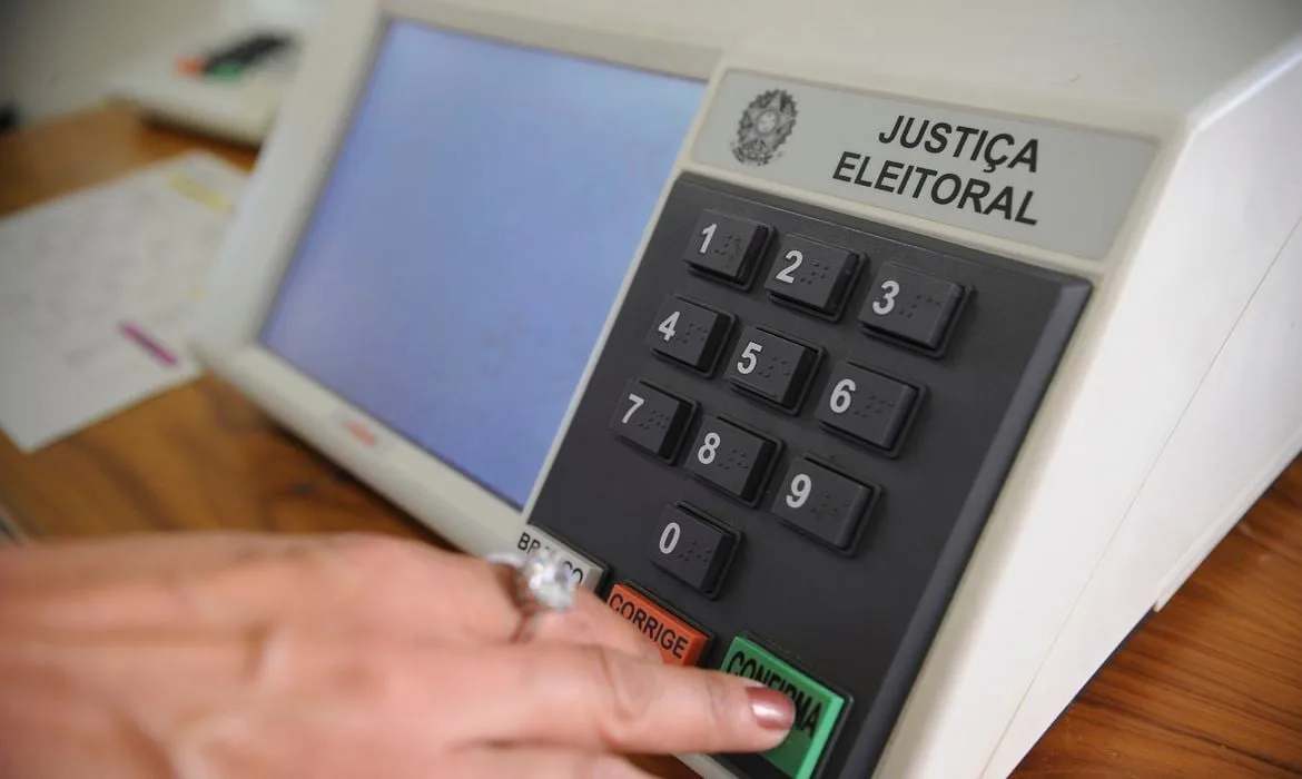 Close em uma urna eletrônica de votação durante as Eleições Gerais.