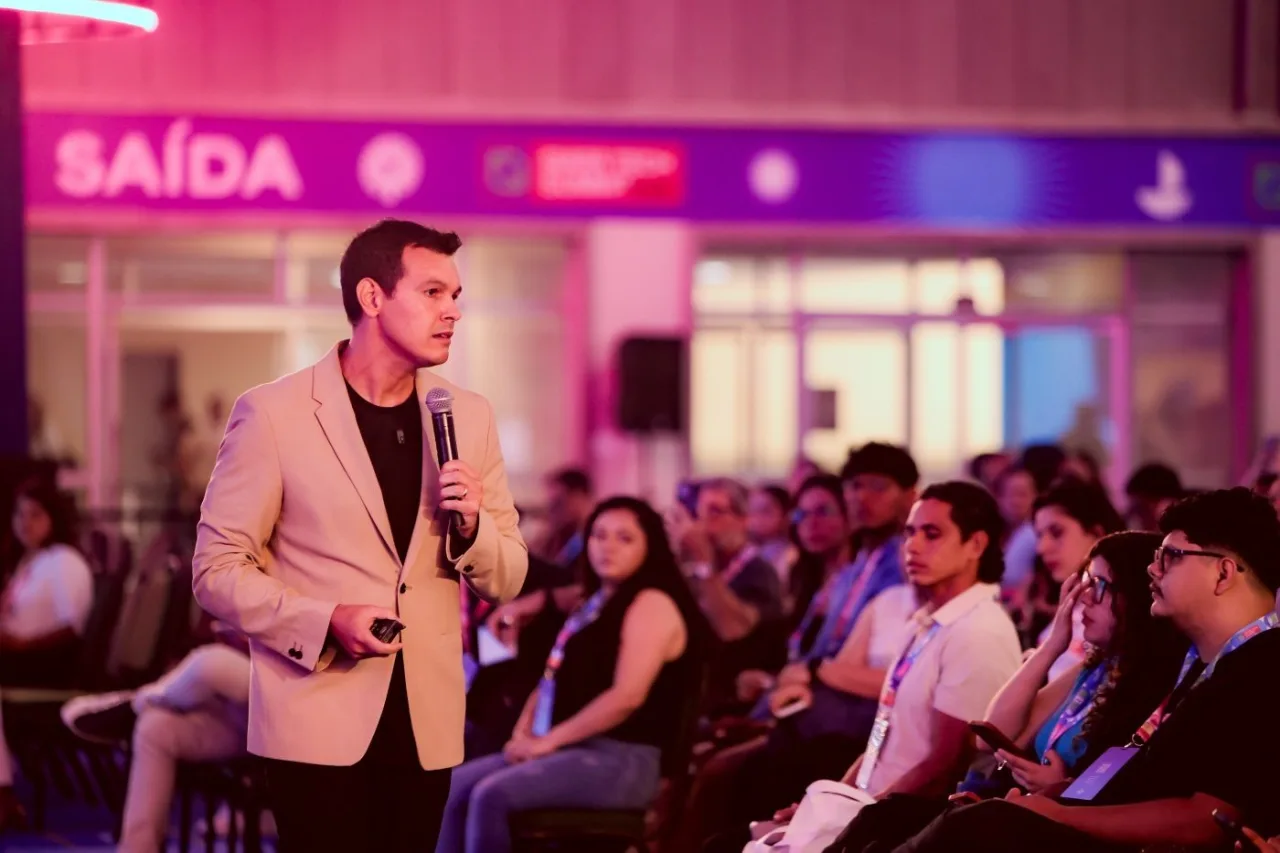 Palestrante Rapha Falcão discursando sobre IA e marketing no palco do Siará Tech Summit 2026