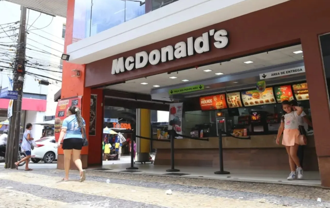 Fachada de unidade do McDonald's no Centro de Fortaleza
