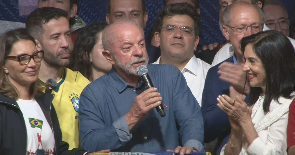 Luiz Inácio Lula da Silva em palanque durante discurso em São Paulo.