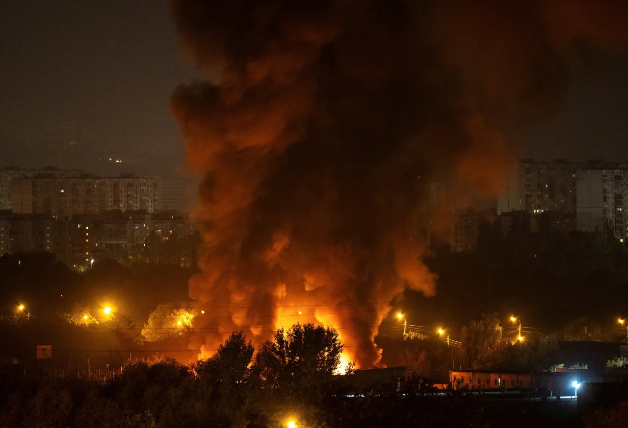Edifício sob fogo após ataque de míssil em Kiev durante conflito na Ucrânia