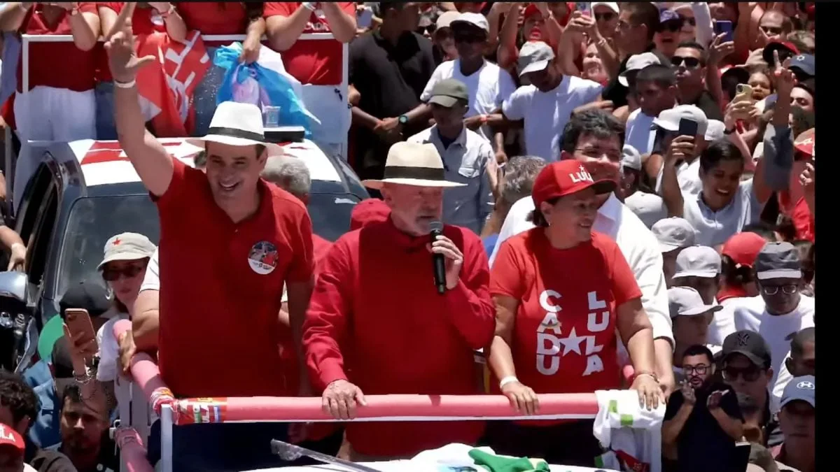 Presidente Luiz Inácio Lula da Silva discursando em comício na cidade de Natal.